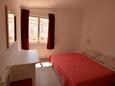 Tkon, Schlafzimmer 1 in folgender Unterkunftsart apartment, WiFi.