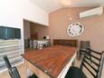 Brela, Dining room in the apartment, air condition available, (pet friendly) and WiFi.