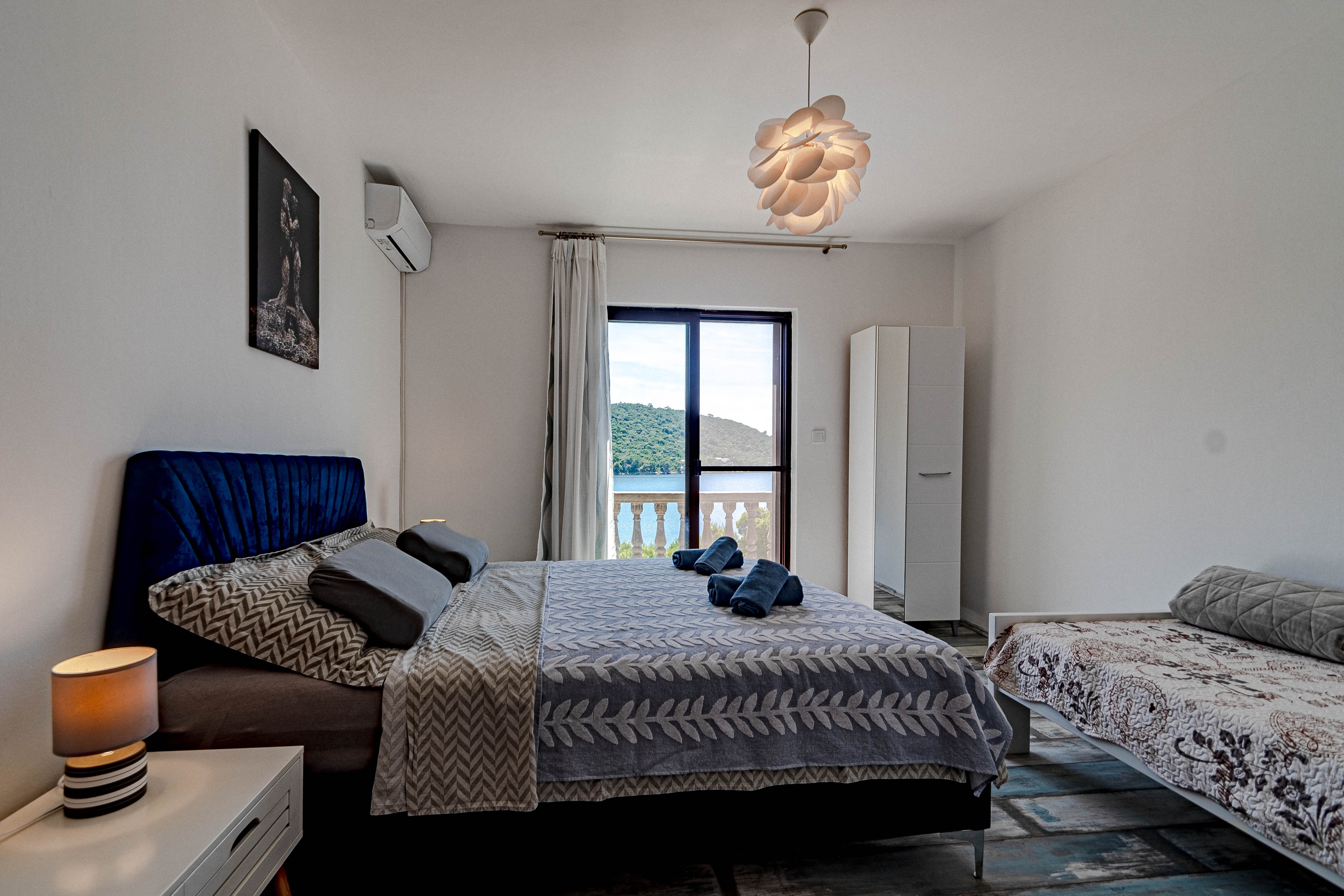 One bedroom apartment near beach Ubli, Lastovo  A-a
