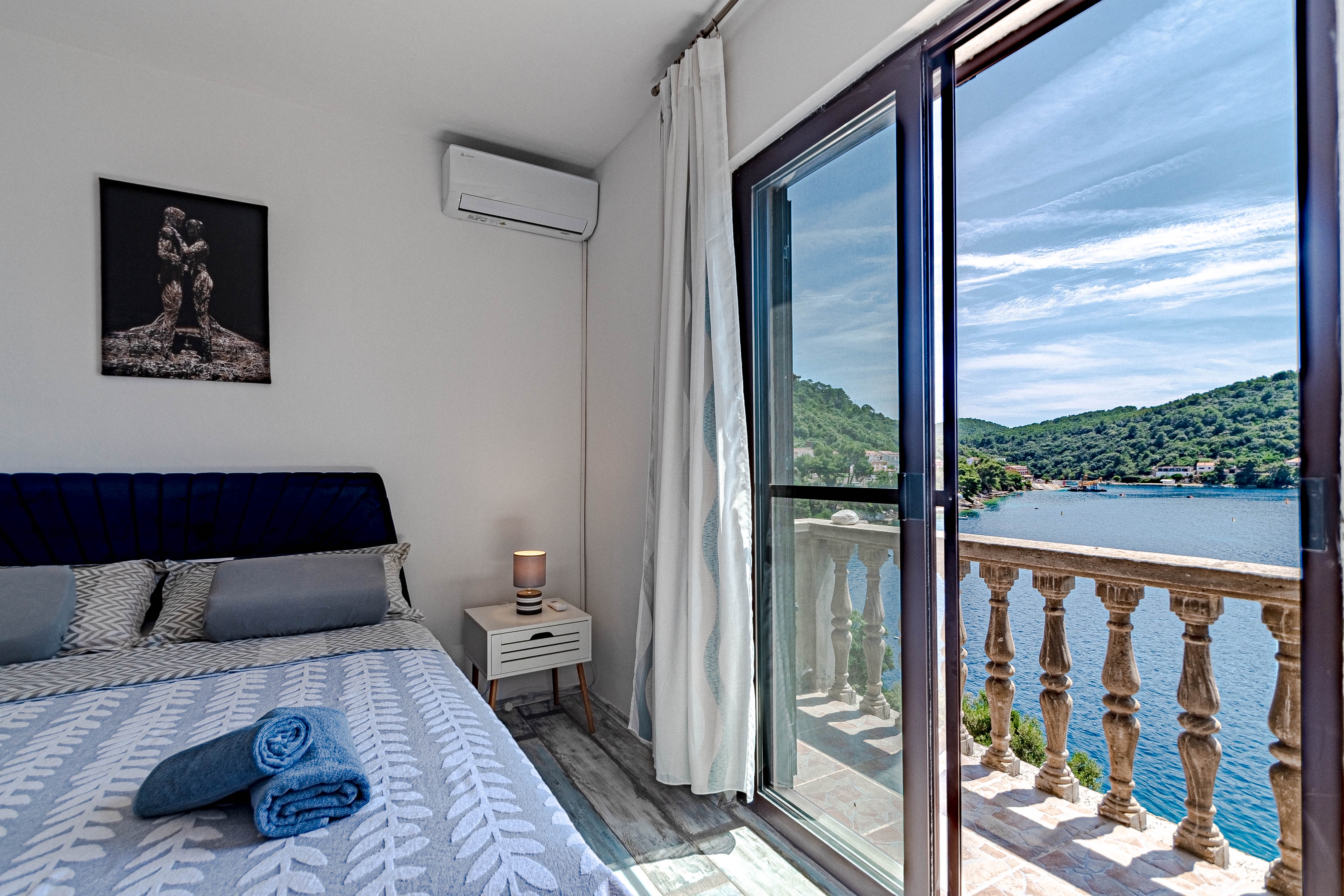 One bedroom apartment near beach Ubli, Lastovo (A-16599-a)