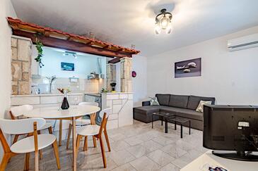 Ubli, Comedor in the apartment, air condition available, (pet friendly) y WiFi.