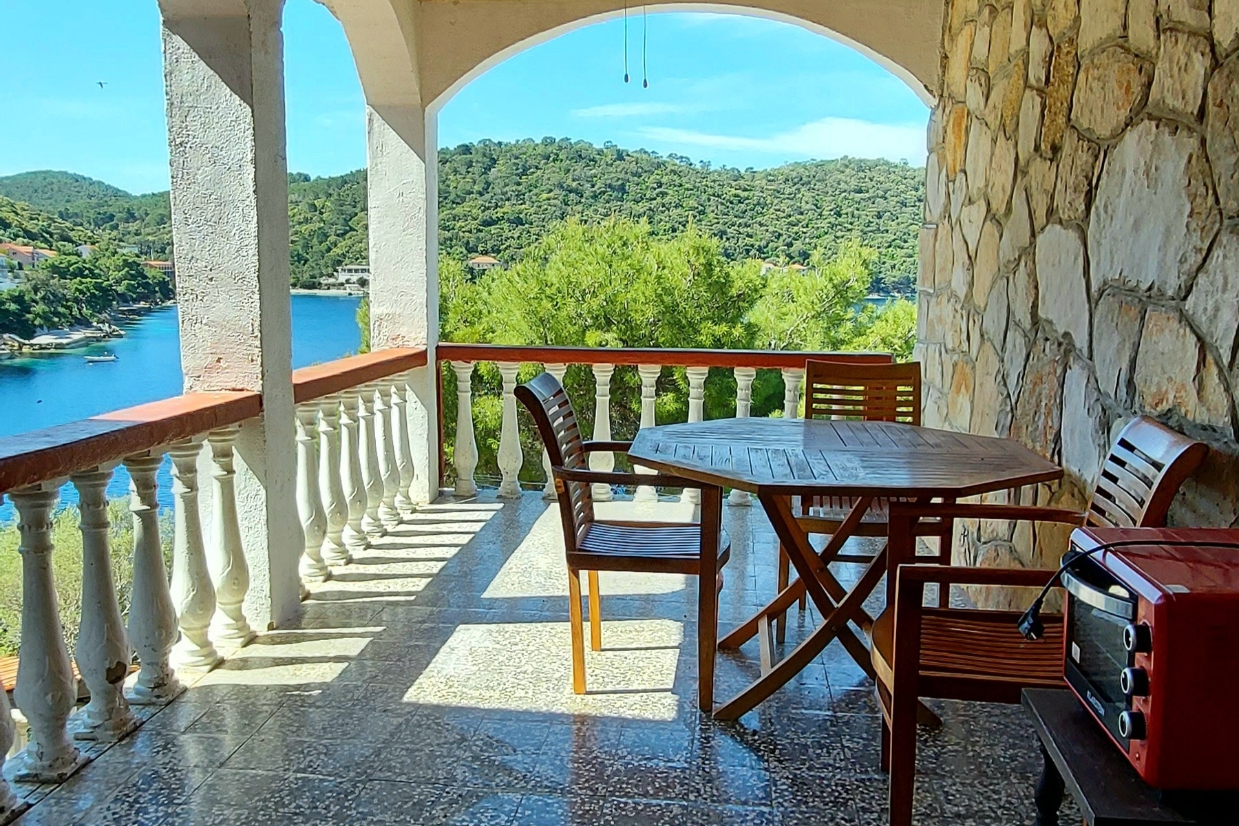 One bedroom apartment near beach Ubli, Lastovo  A-a