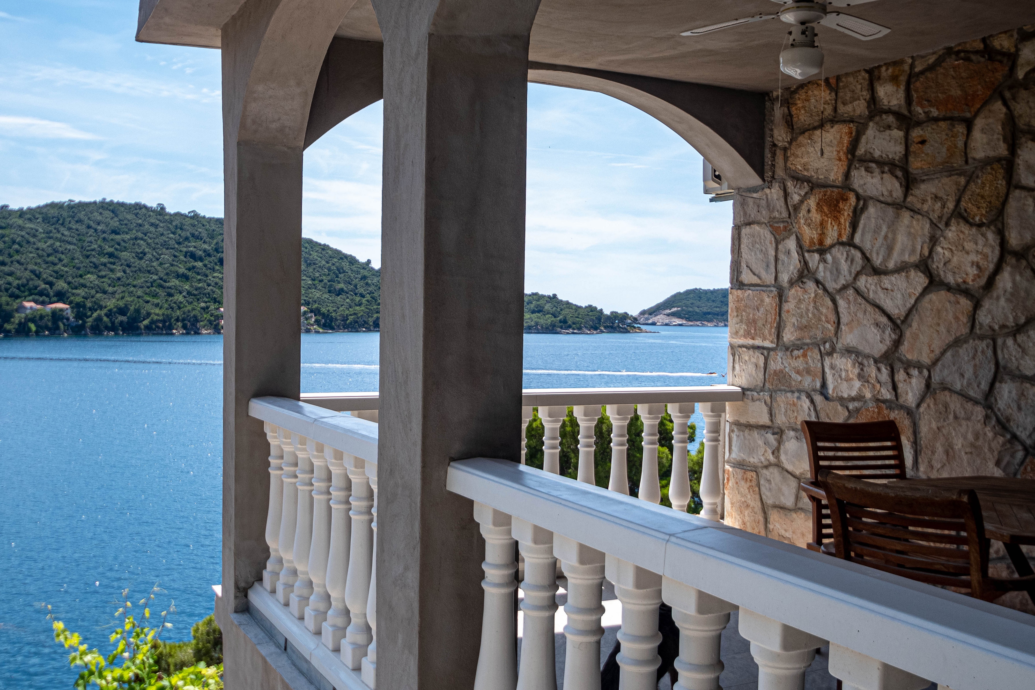 One bedroom apartment near beach Ubli, Lastovo  A-a