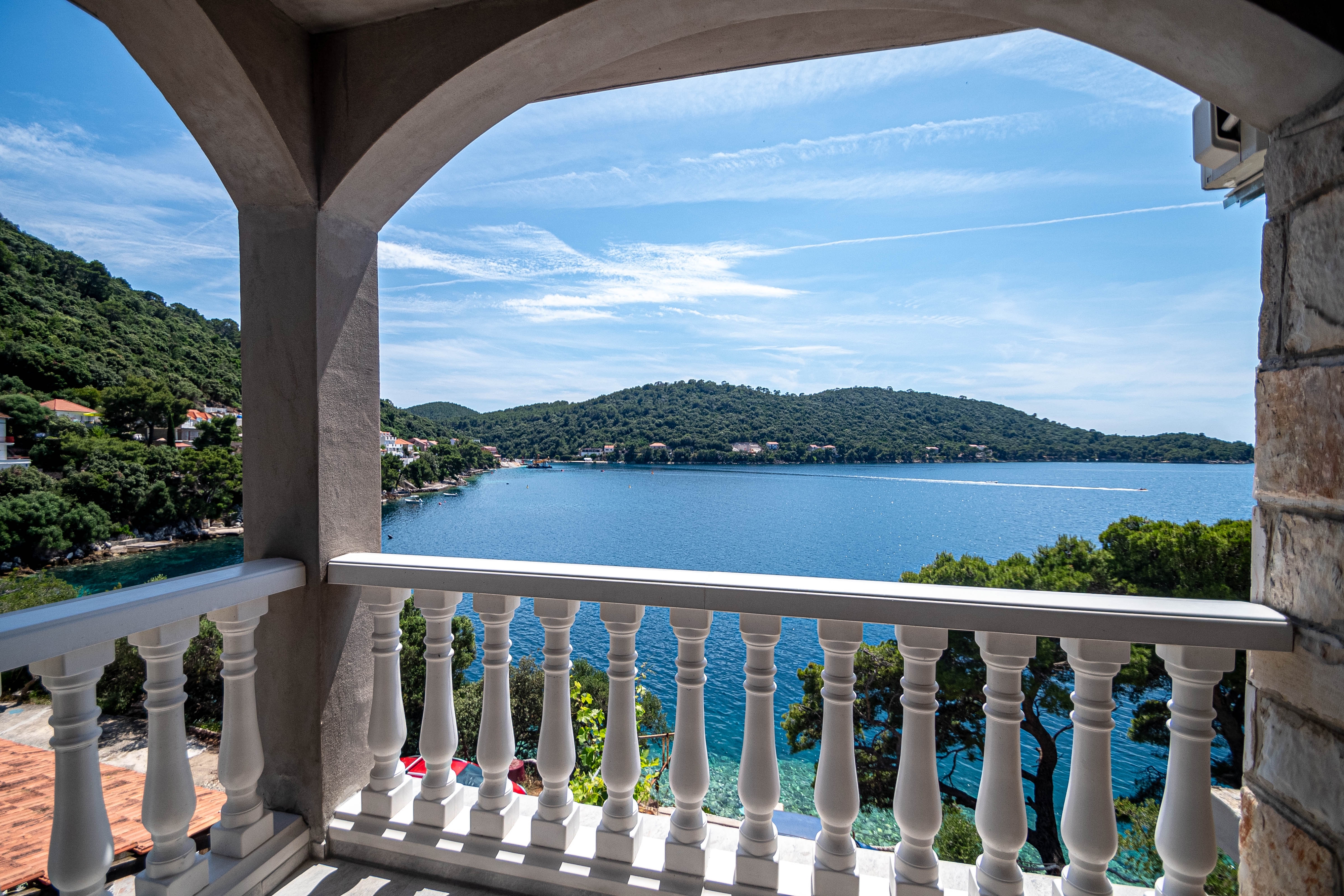 One bedroom apartment near beach Ubli, Lastovo  A-a