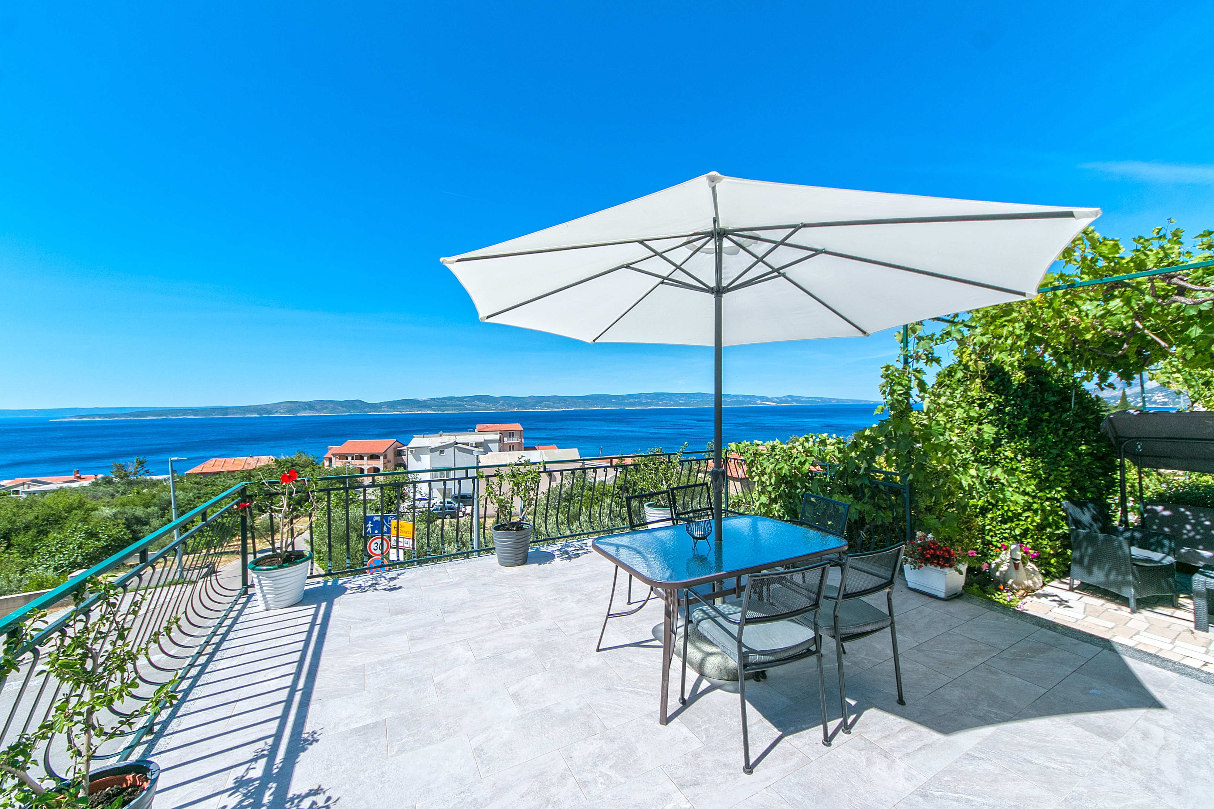 Two bedroom apartment with terrace and sea view Brela (Makarska) (A-16603-a) Two bedroom apartment with terrace and sea view Brela (Makarska) (A-16603-a)