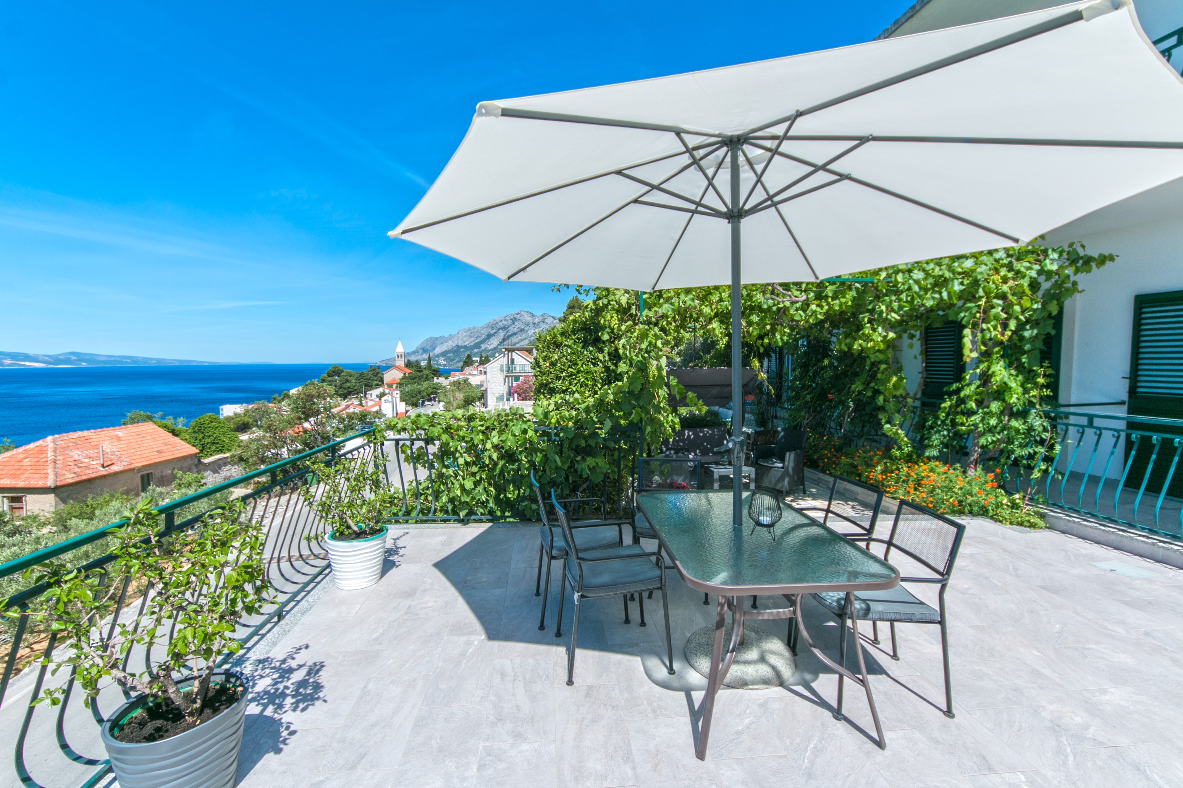 Two bedroom apartment with terrace and sea view Brela, Makarska  A-a