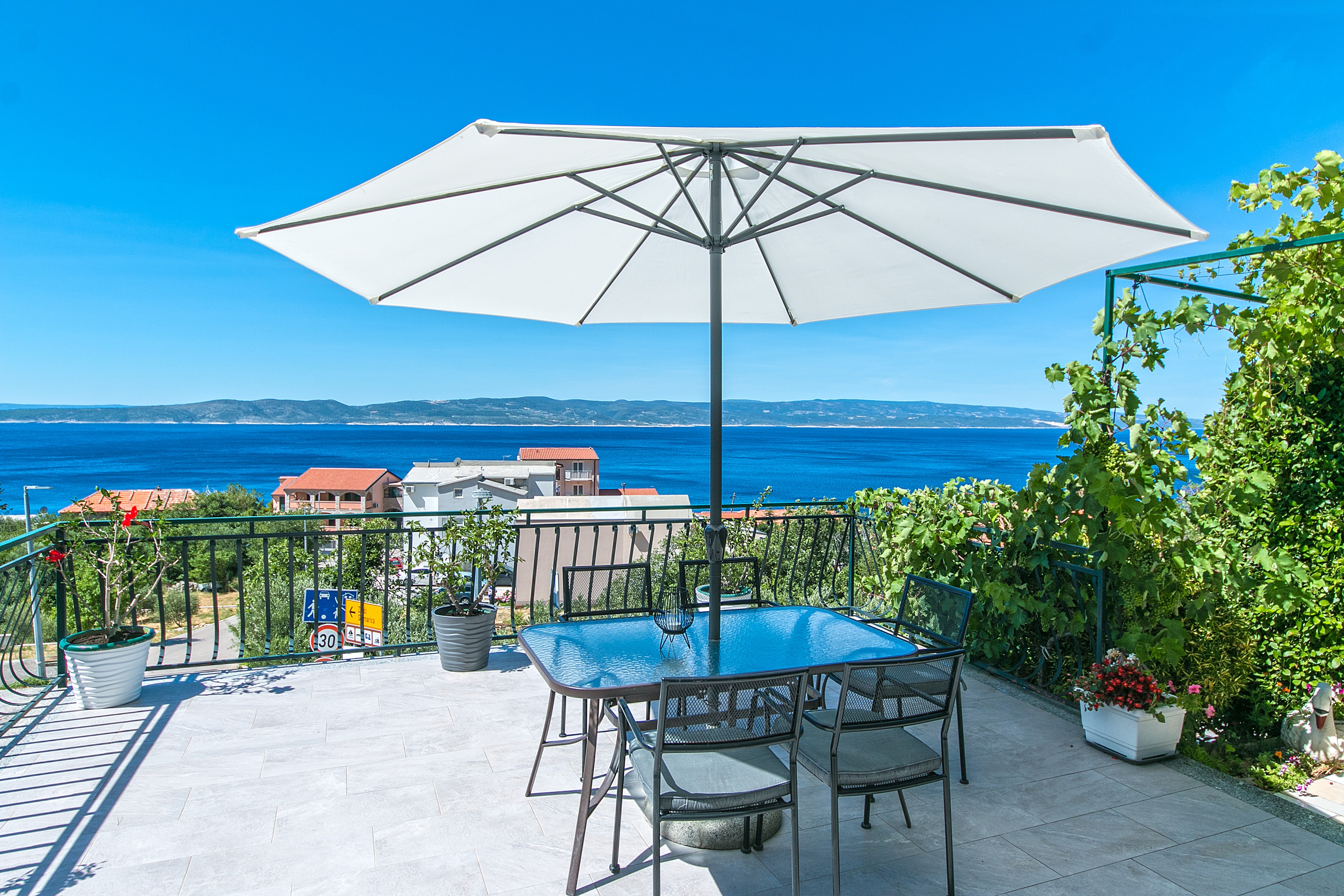 Two bedroom apartment with terrace and sea view Brela, Makarska  A-a