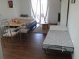 Gornji Karin, Dormitor în unitate de cazare tip studio-apartment, aer condiționat disponibil, animale de companie sunt acceptate şi WiFi.