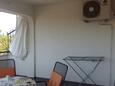 Karin Gornji, Terasa v ubytování typu studio-apartment, s výhledem na moře, domácí mazlíčci povoleni a WiFi.