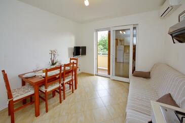 Sukošan, Living room in the apartment, air condition available and WiFi.