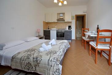 Sukošan, Bedroom in the studio-apartment, air condition available and WiFi.