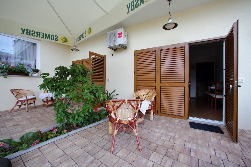 Studio flat with terrace Sukošan, Zadar (AS-16641-a)