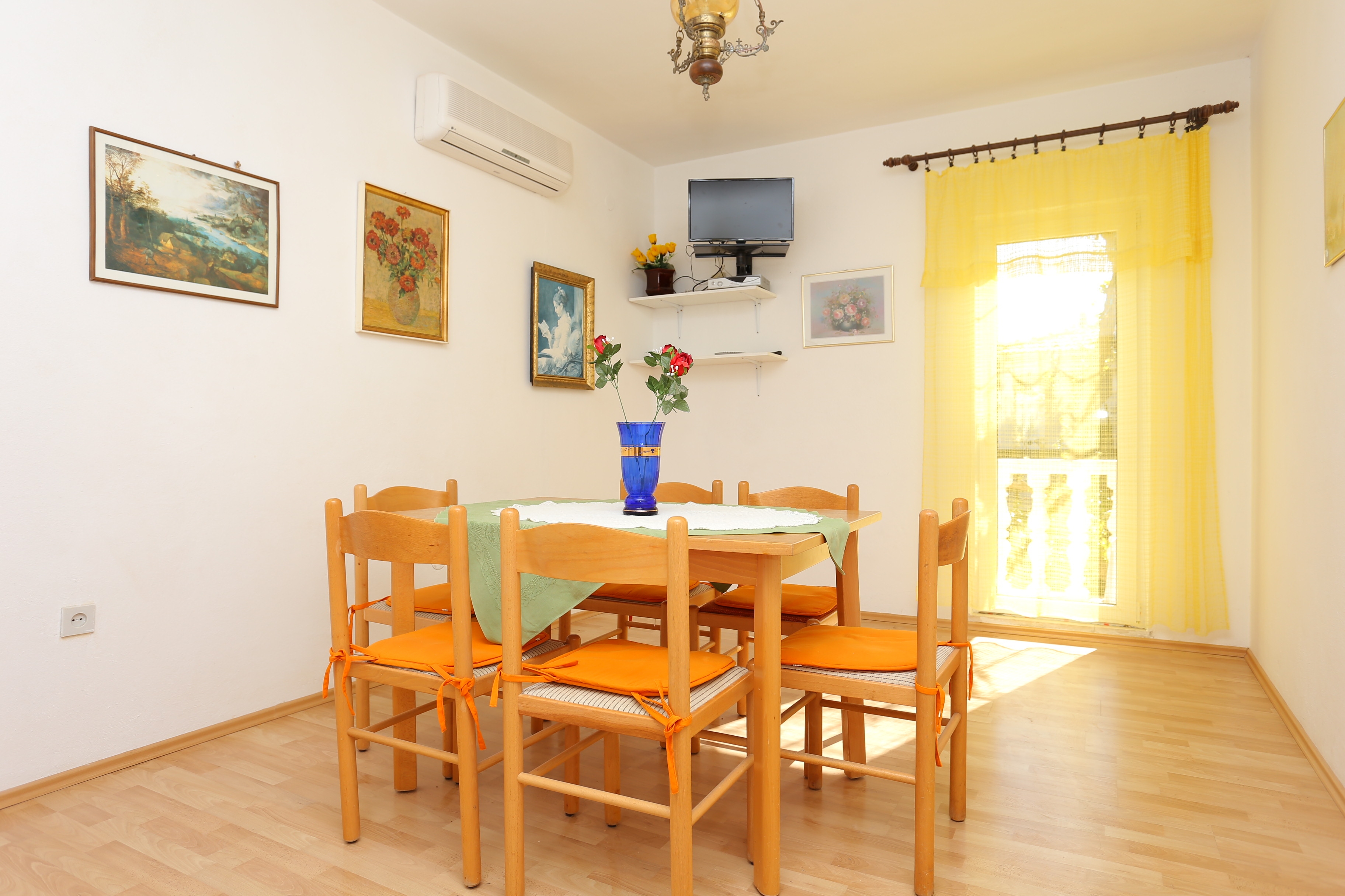 Two bedroom apartment with balcony and sea view Supetar, Brač (A-16656-b) Two bedroom apartment with balcony and sea view Supetar, Brač (A-16656-b)