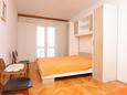 Spavaća soba 1 Supetar, Spavaća soba 1 u smještaju tipa apartment, dostupna klima i WiFi.