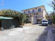 Parkiralište Supetar, Brač, Parkiralište 16656 - Apartmani sa šljunčanom plažom.