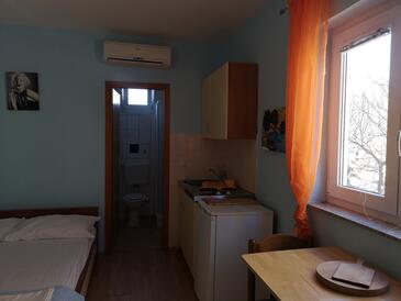 Lopar, Esszimmer in folgender Unterkunftsart studio-apartment, Haustiere erlaubt und WiFi.