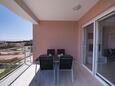 Terrasse 1 Tribunj, Terrasse 1 dans l’hébergement en type apartment, avec la vue sur la mer et WiFi.