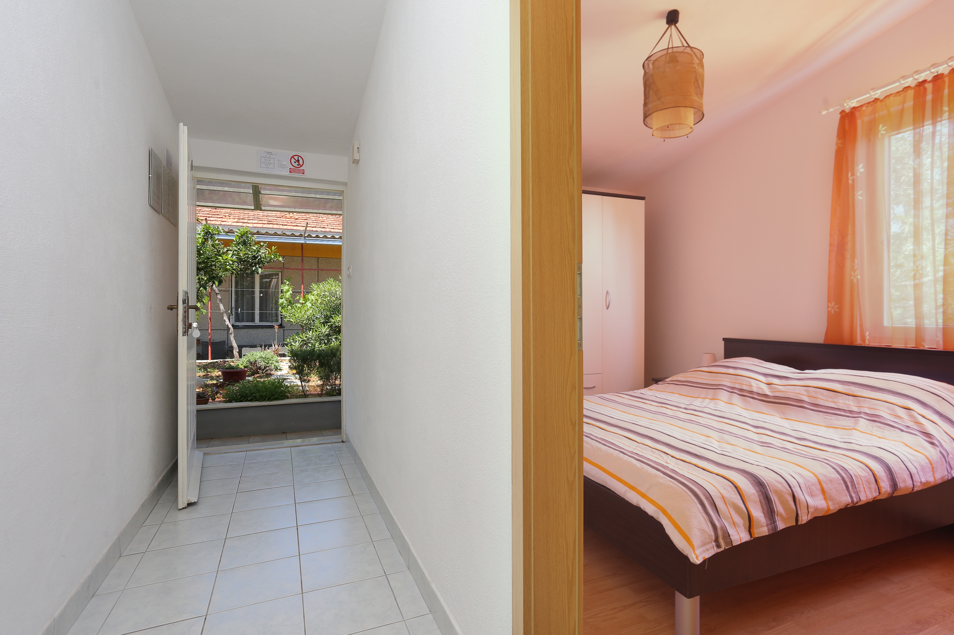One bedroom apartment with balcony and sea view Trogir  A-a