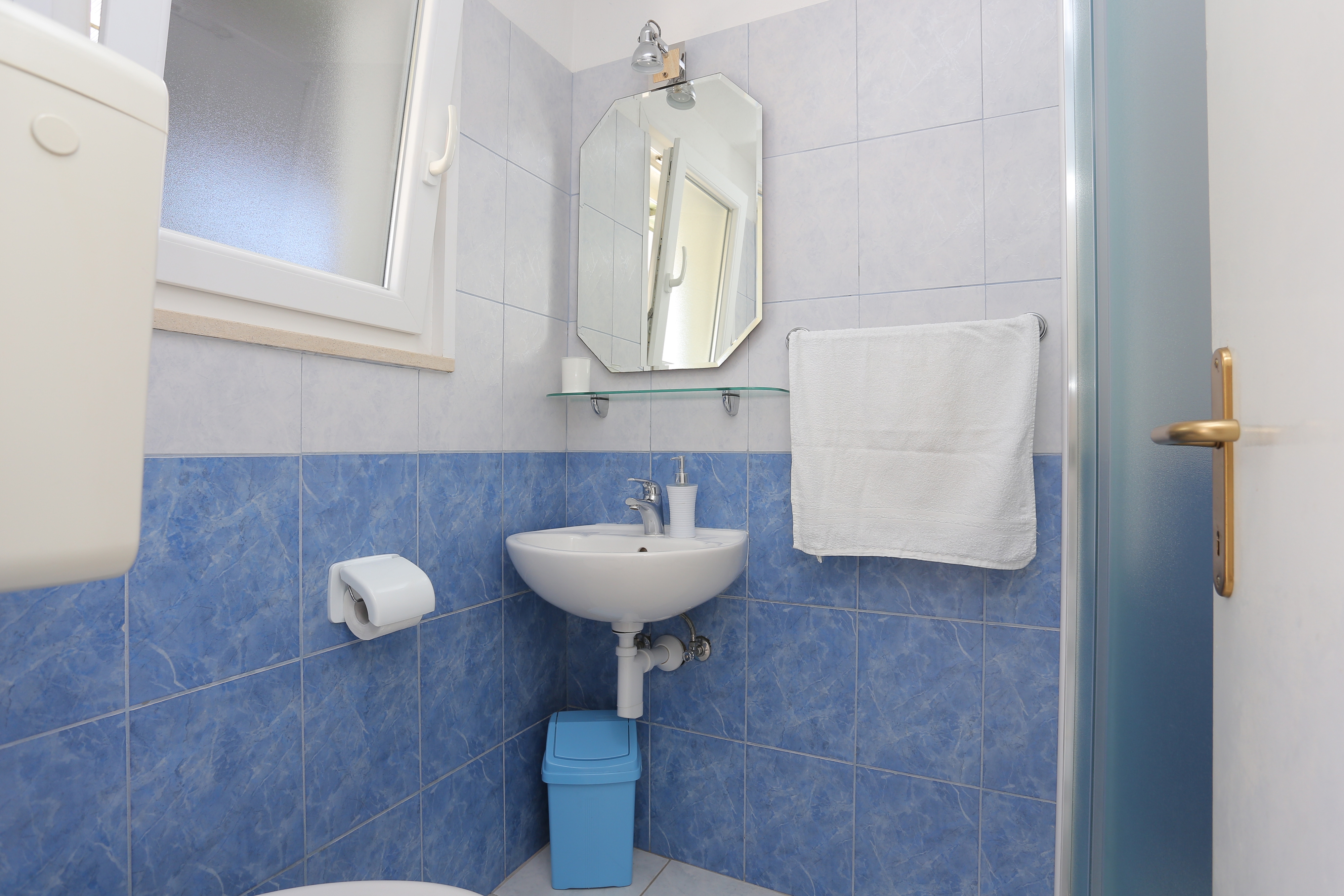 One bedroom apartment with balcony and sea view Trogir  A-b