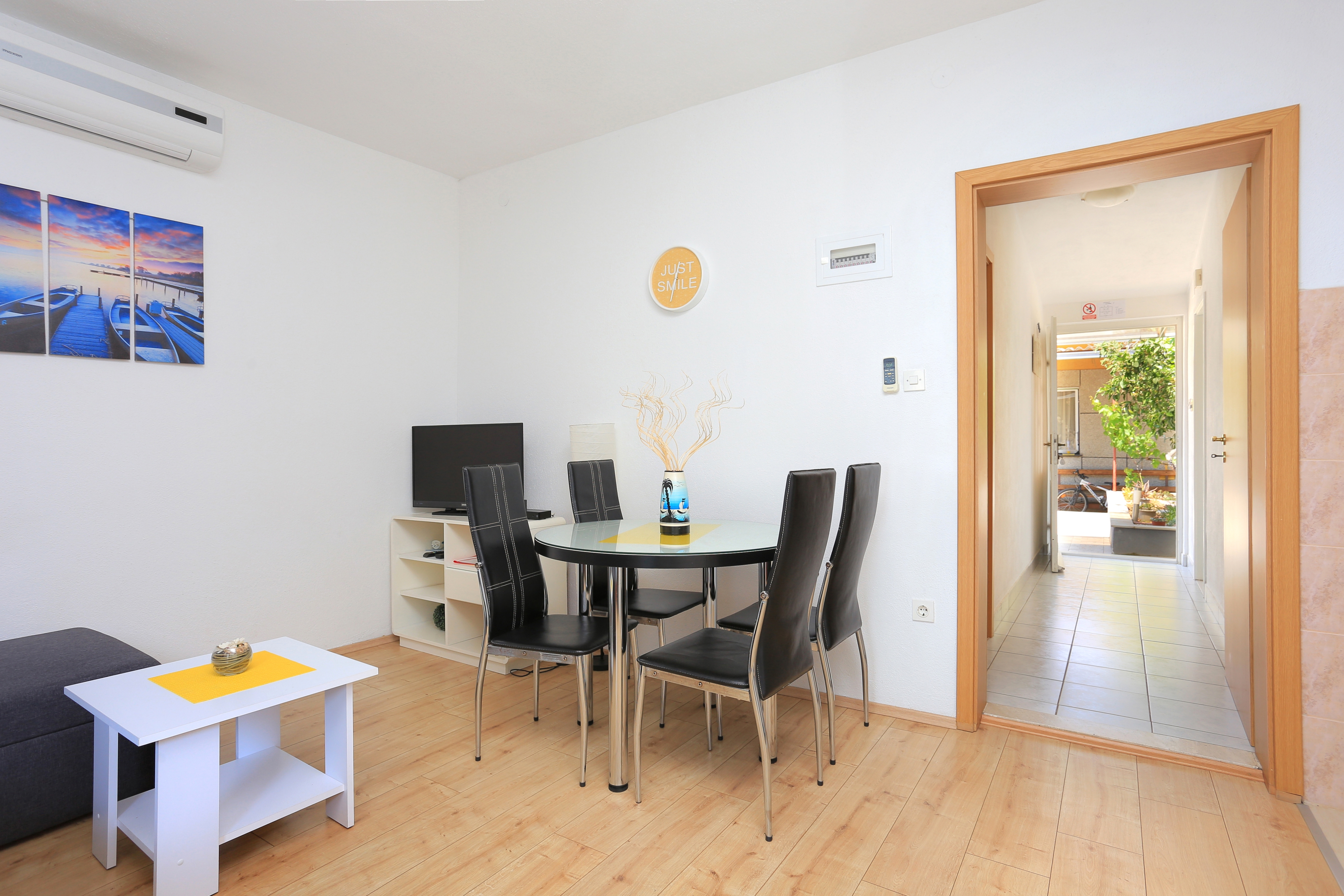 One bedroom apartment with balcony and sea view Trogir  A-b