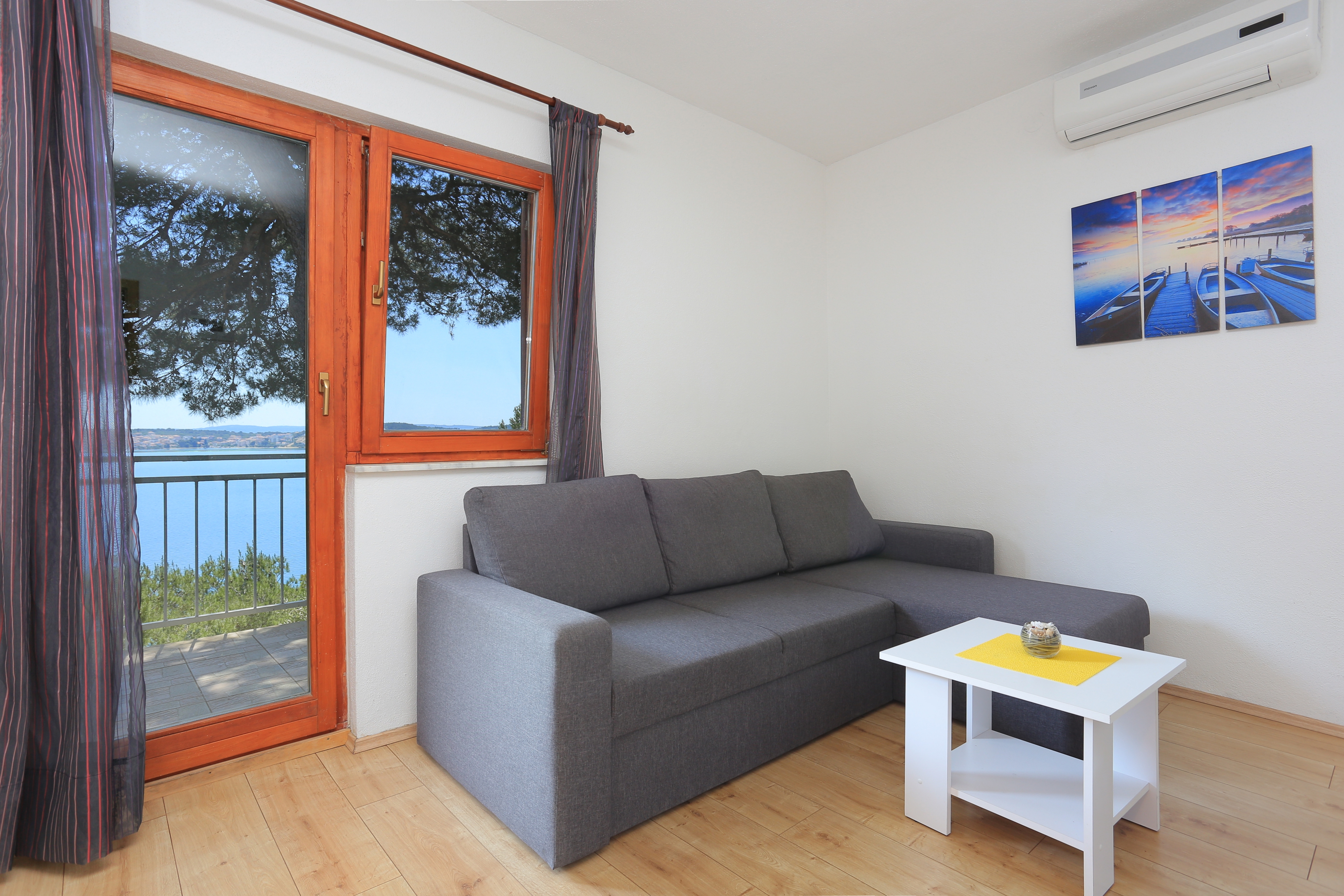 One bedroom apartment with balcony and sea view Trogir  A-b