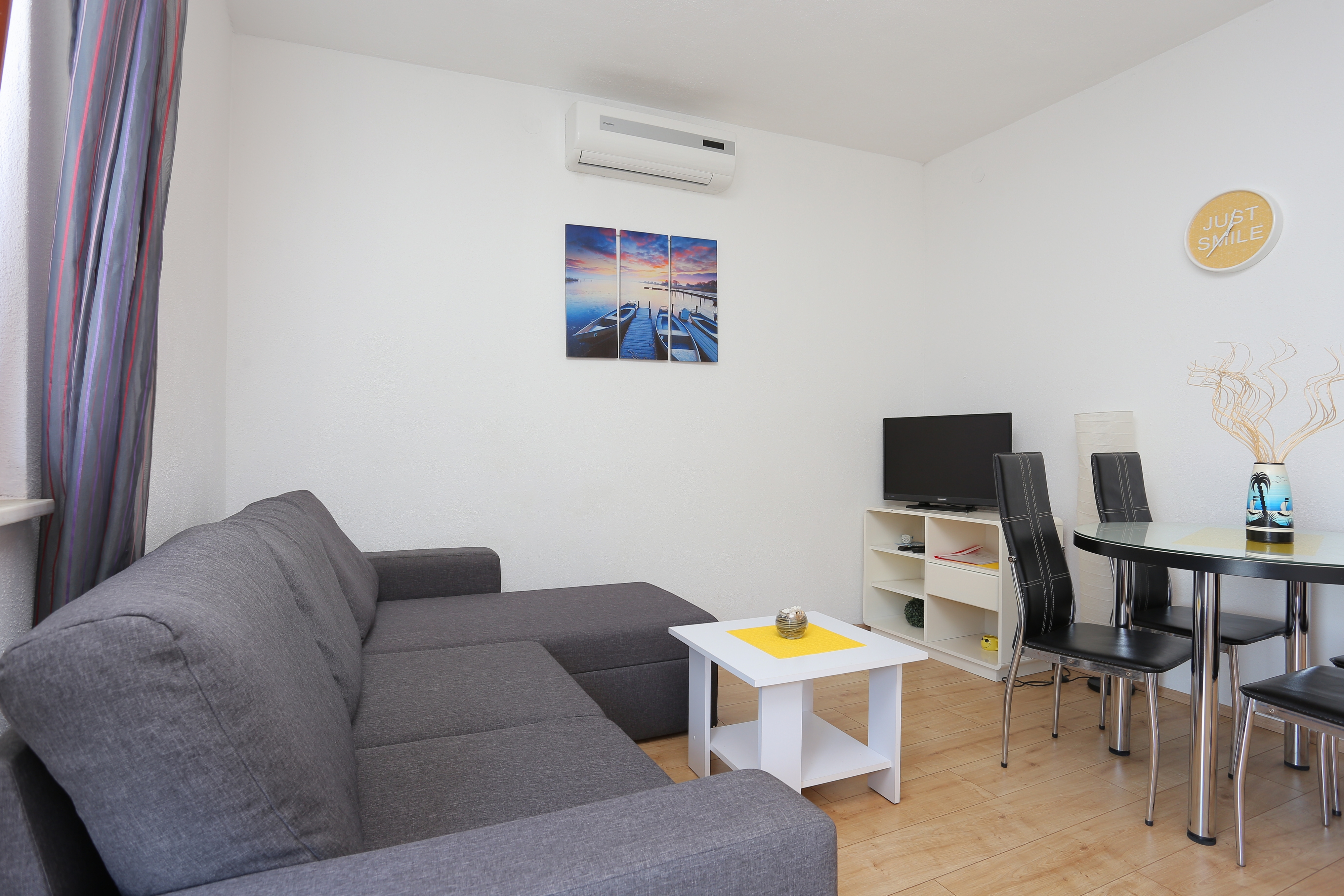 One bedroom apartment with balcony and sea view Trogir  A-b