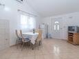 Slatine, Dining room in the apartment, air condition available and WiFi.