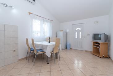 Slatine, Dining room in the apartment, air condition available and WiFi.