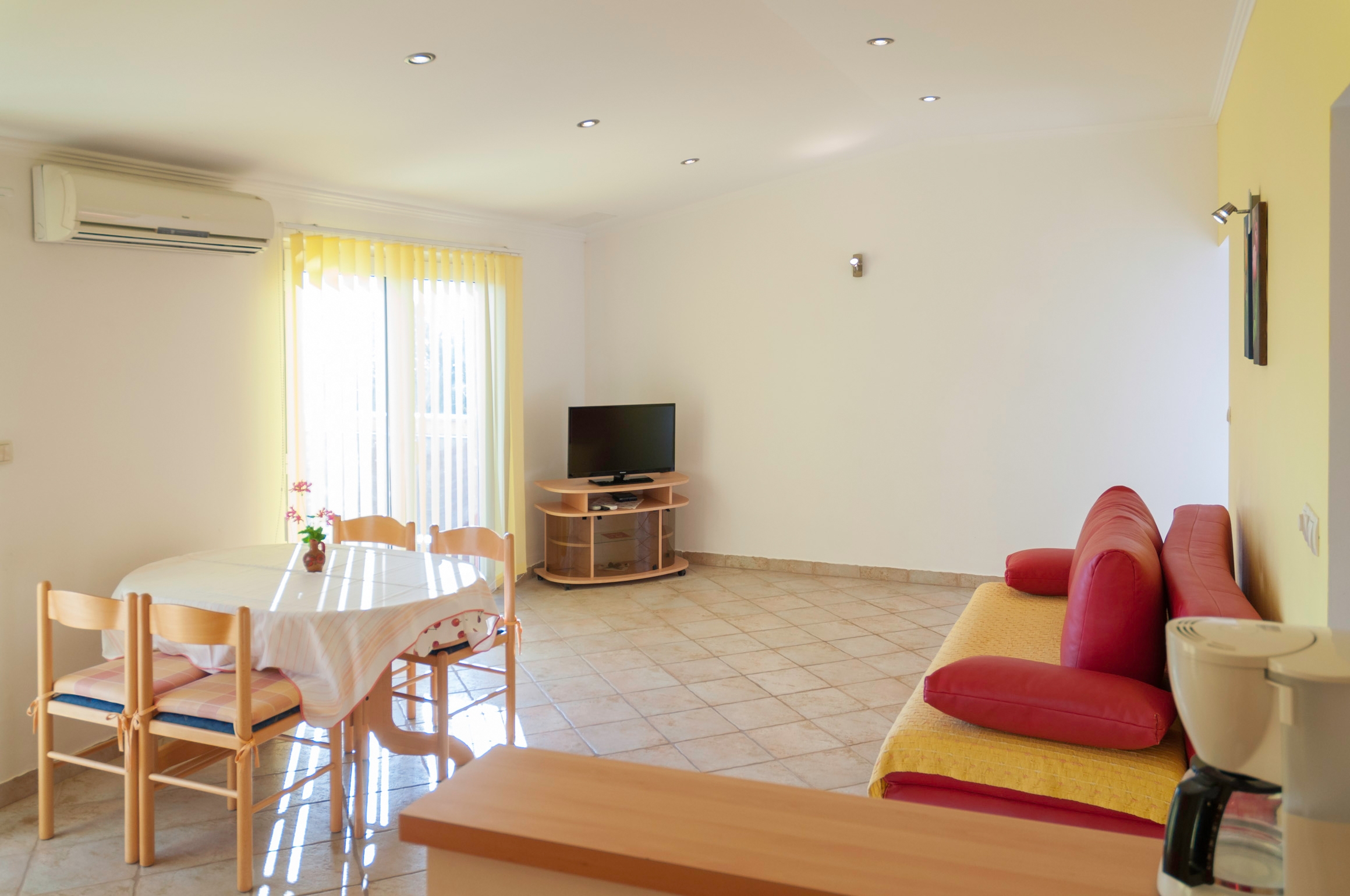 One bedroom apartment with terrace and sea view Supetarska Draga - Gonar, Rab (A-16738-b)