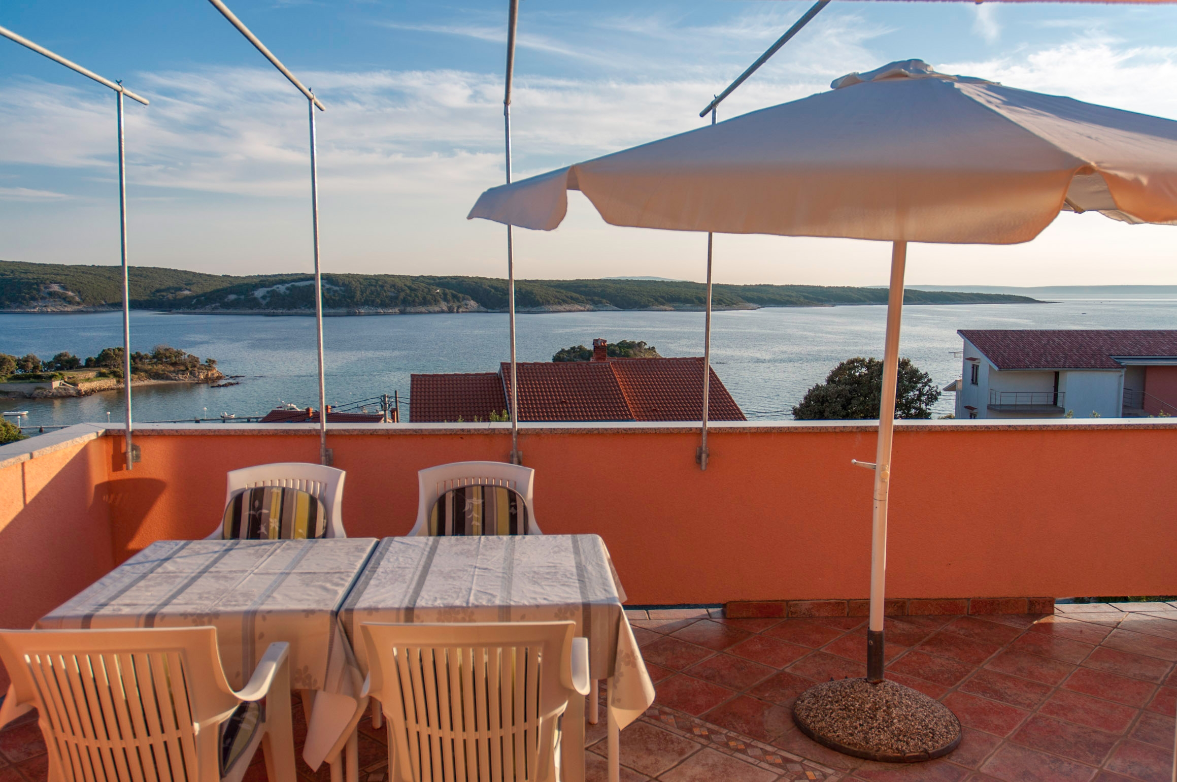 One bedroom apartment with terrace and sea view Supetarska Draga - Gonar, Rab (A-16738-b)