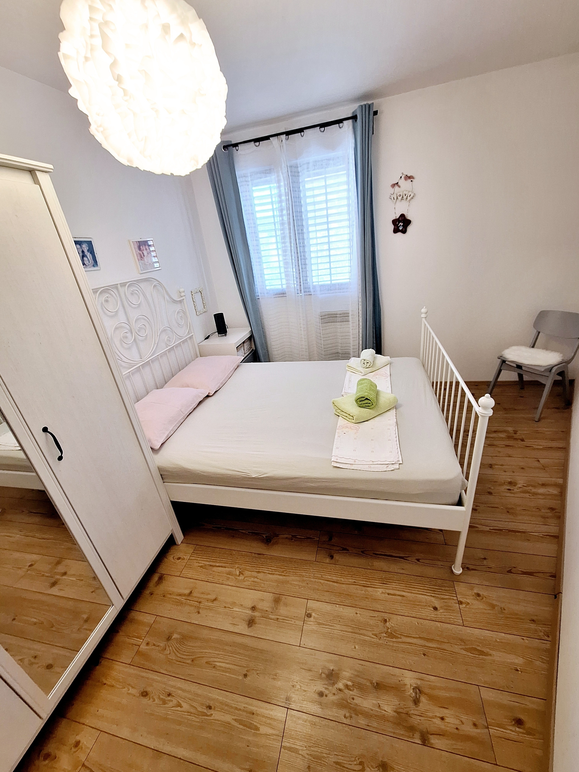 Two bedroom apartment near beach Betina, Murter  A-a