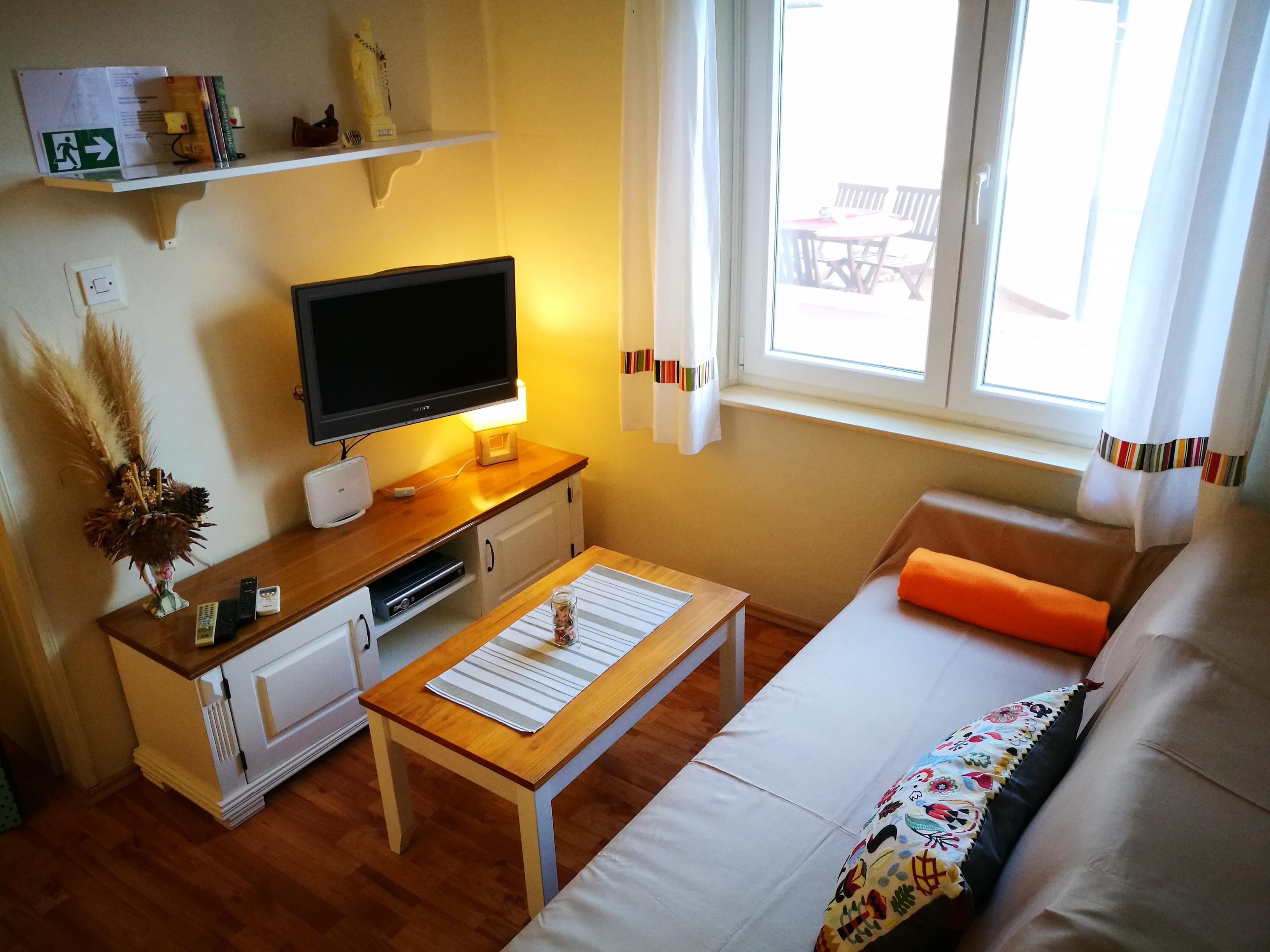 Two bedroom apartment near beach Betina, Murter  A-a