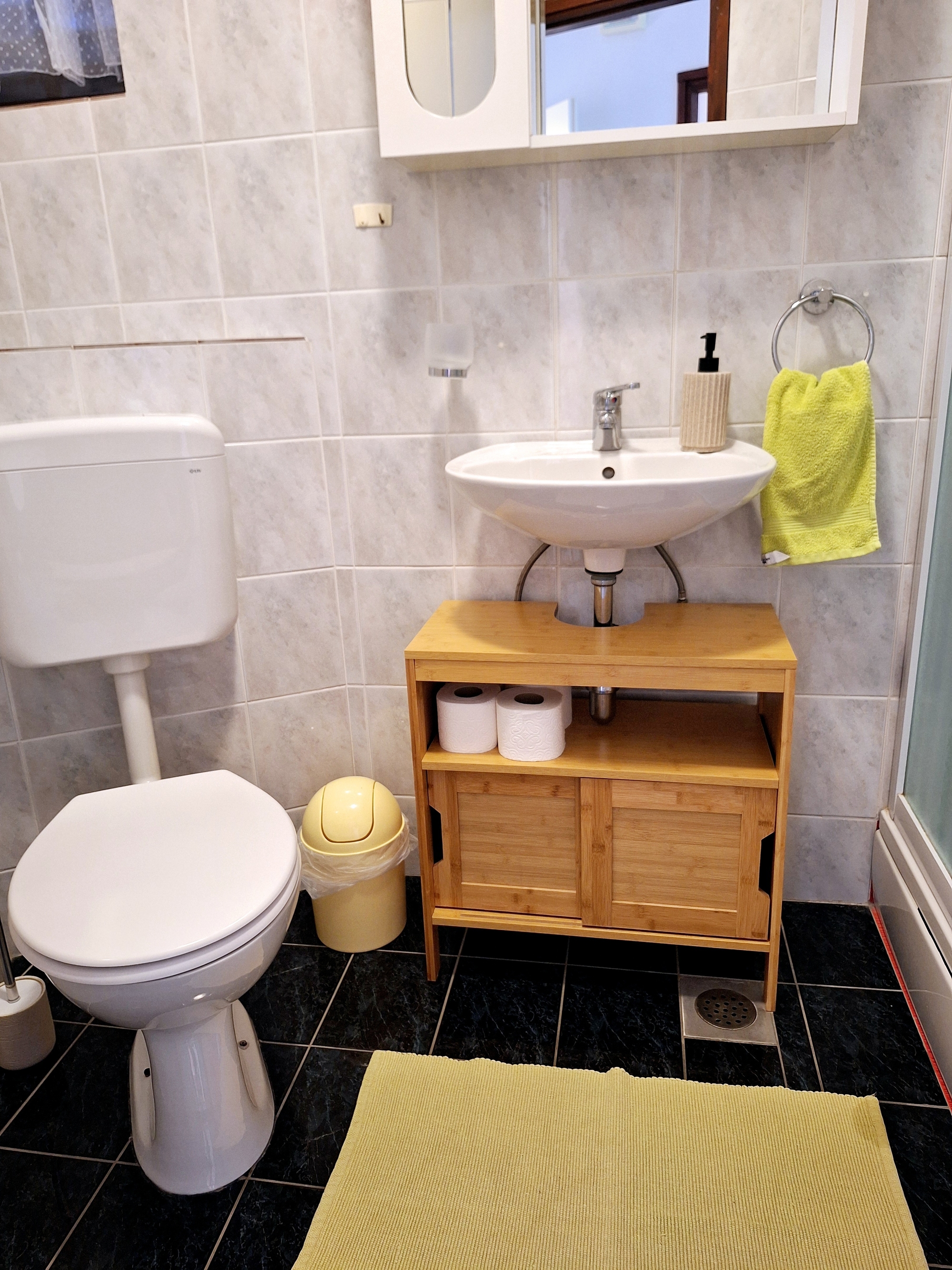 One bedroom apartment near beach Betina, Murter  A-b