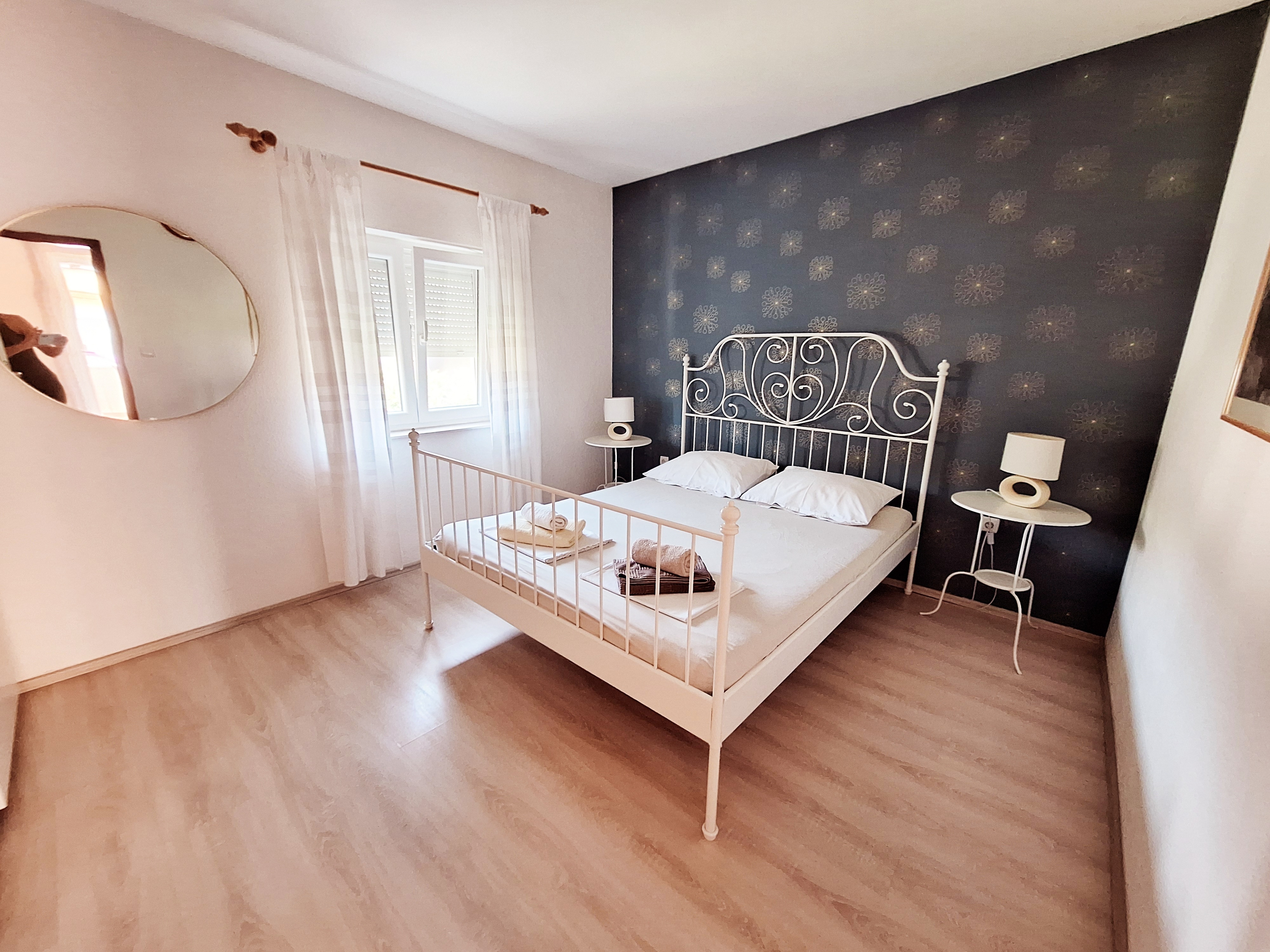 One bedroom apartment near beach Betina, Murter  A-b