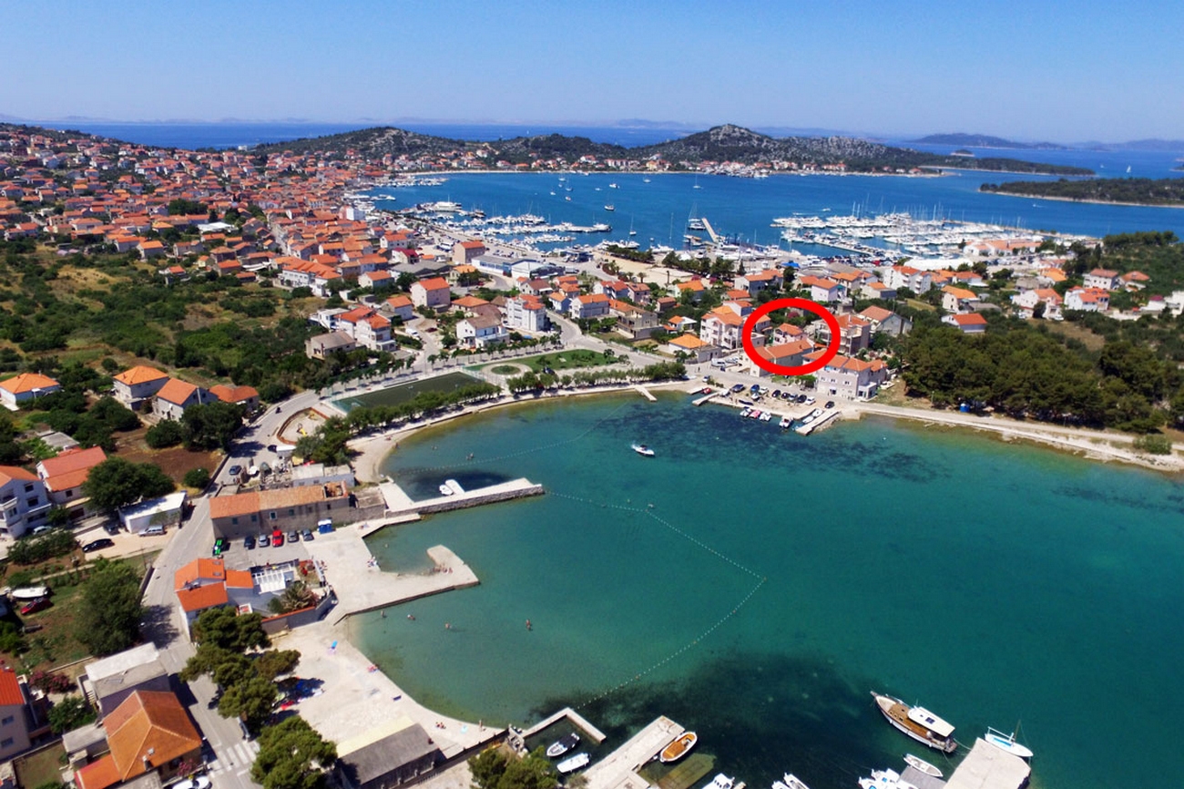One bedroom apartment near beach Betina, Murter  A-b