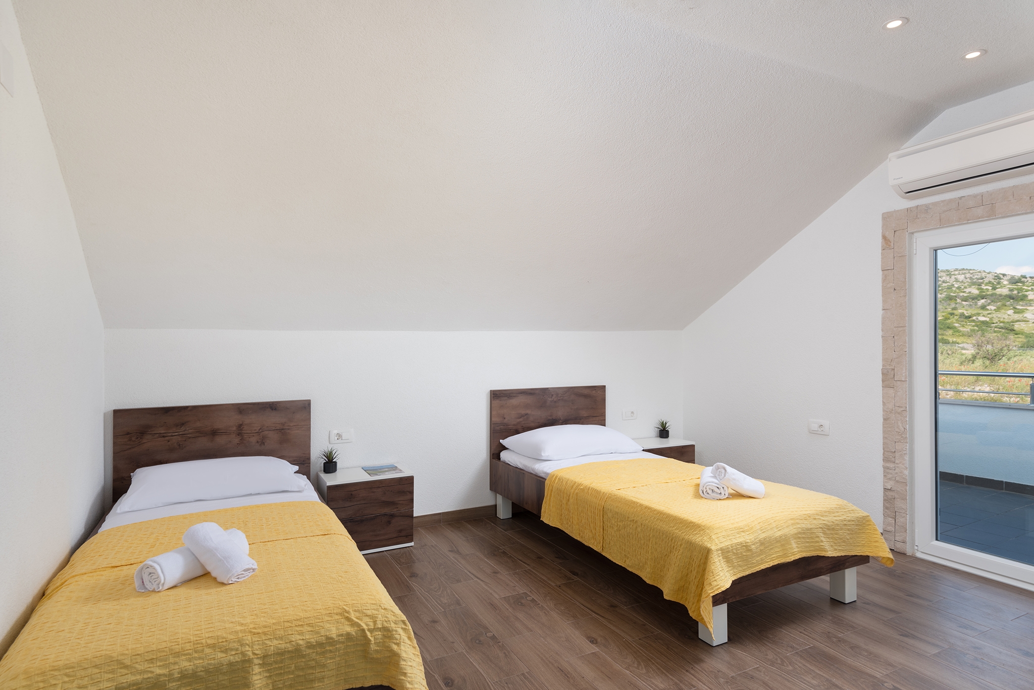 Comfortable and spacious house with terrace and sea view Milna, Brač  K