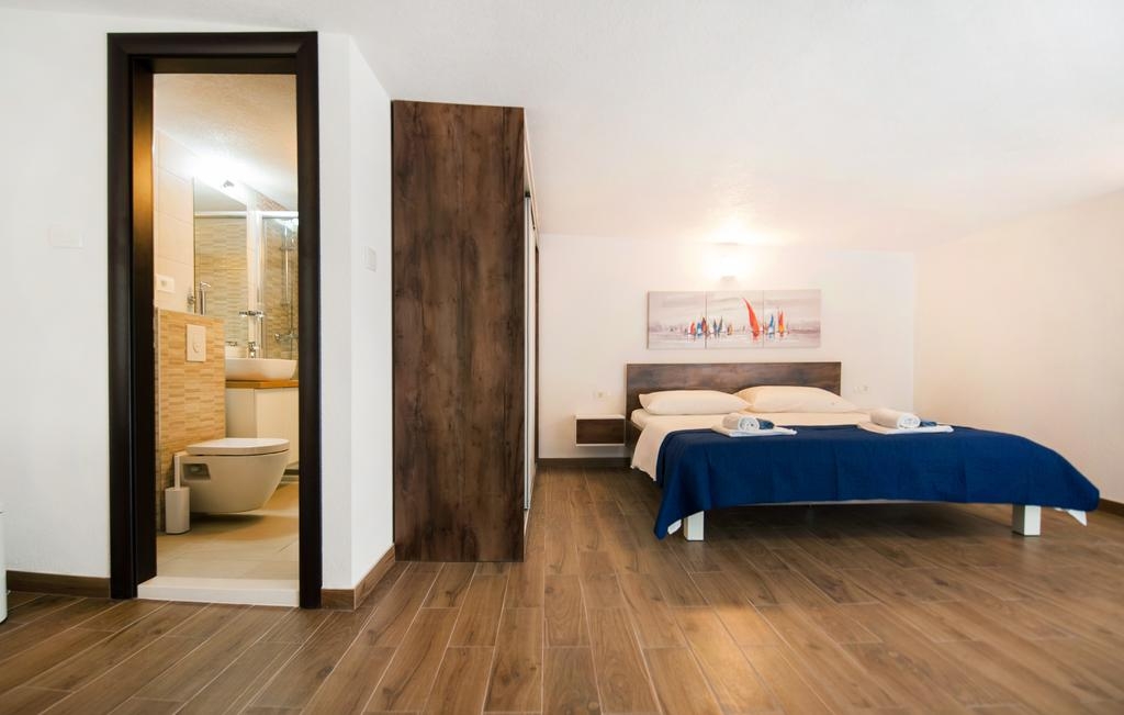 Comfortable and spacious house with terrace and sea view Milna, Brač  K