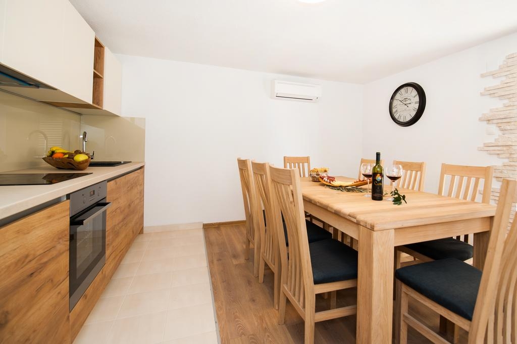 Comfortable and spacious house with terrace and sea view Milna, Brač  K