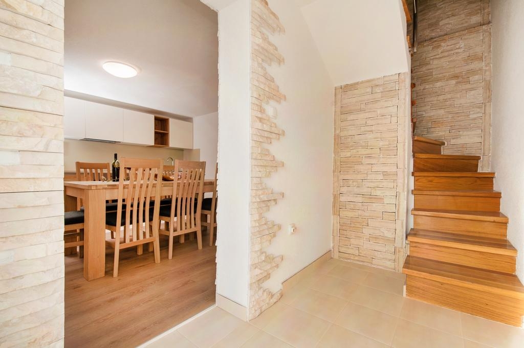 Comfortable and spacious house with terrace and sea view Milna, Brač  K