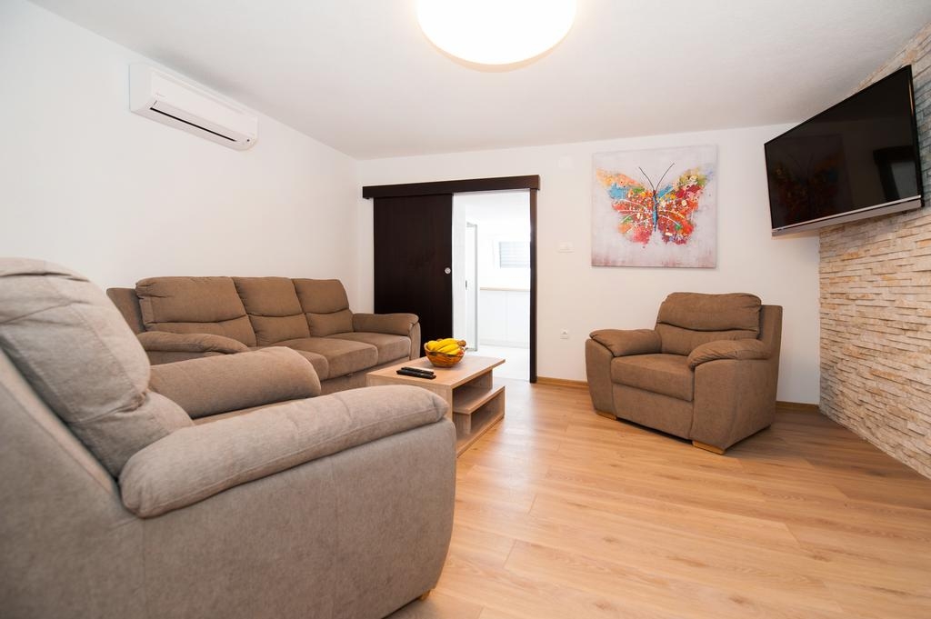 Comfortable and spacious house with terrace and sea view Milna, Brač  K