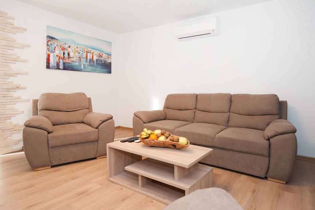 Comfortable and spacious house with terrace and sea view Milna, Brač  K