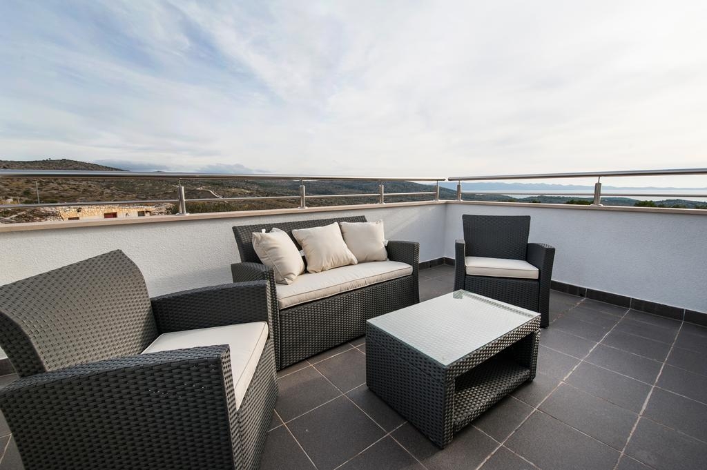 Comfortable and spacious house with terrace and sea view Milna, Brač  K