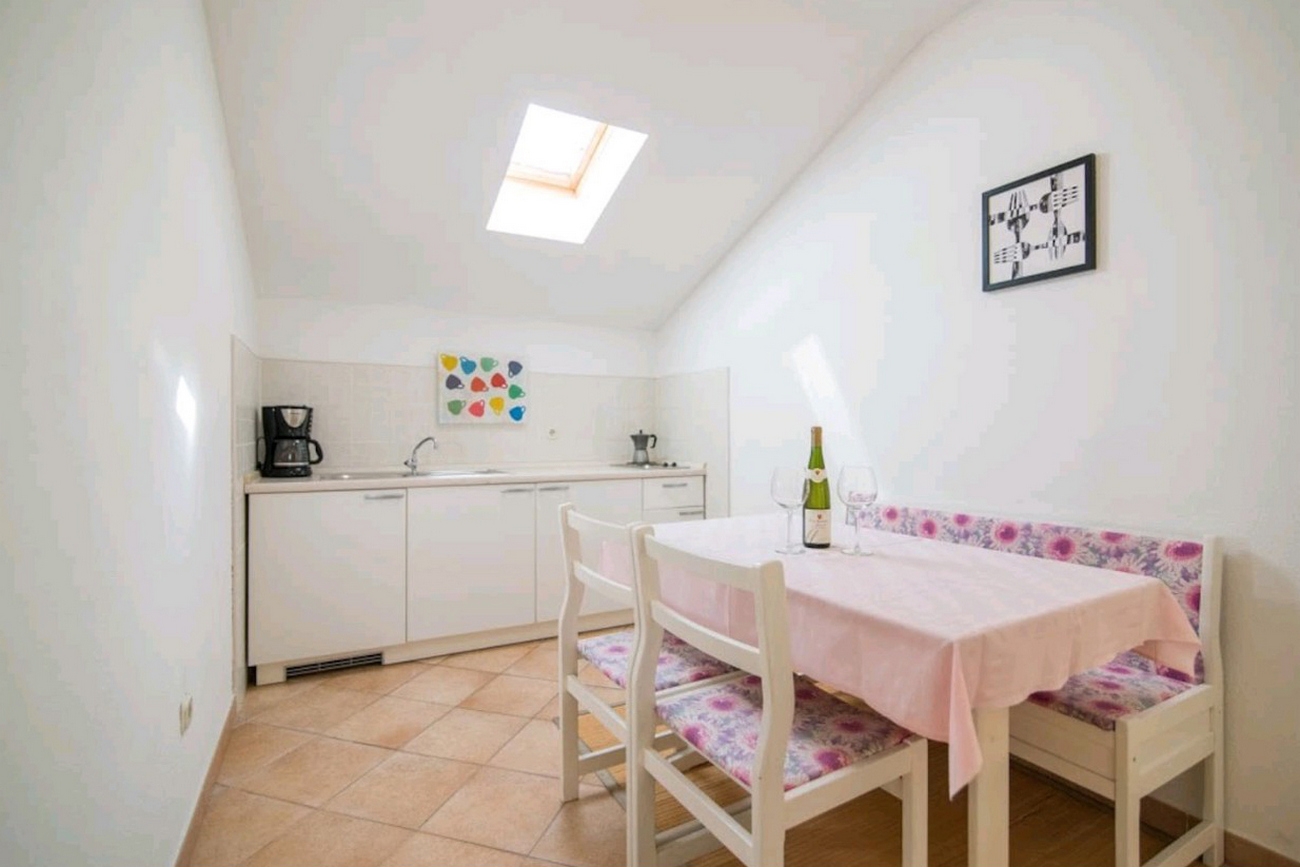 One bedroom apartment with terrace Supetar, Brač (A-16774-a) One bedroom apartment with terrace Supetar, Brač (A-16774-a)