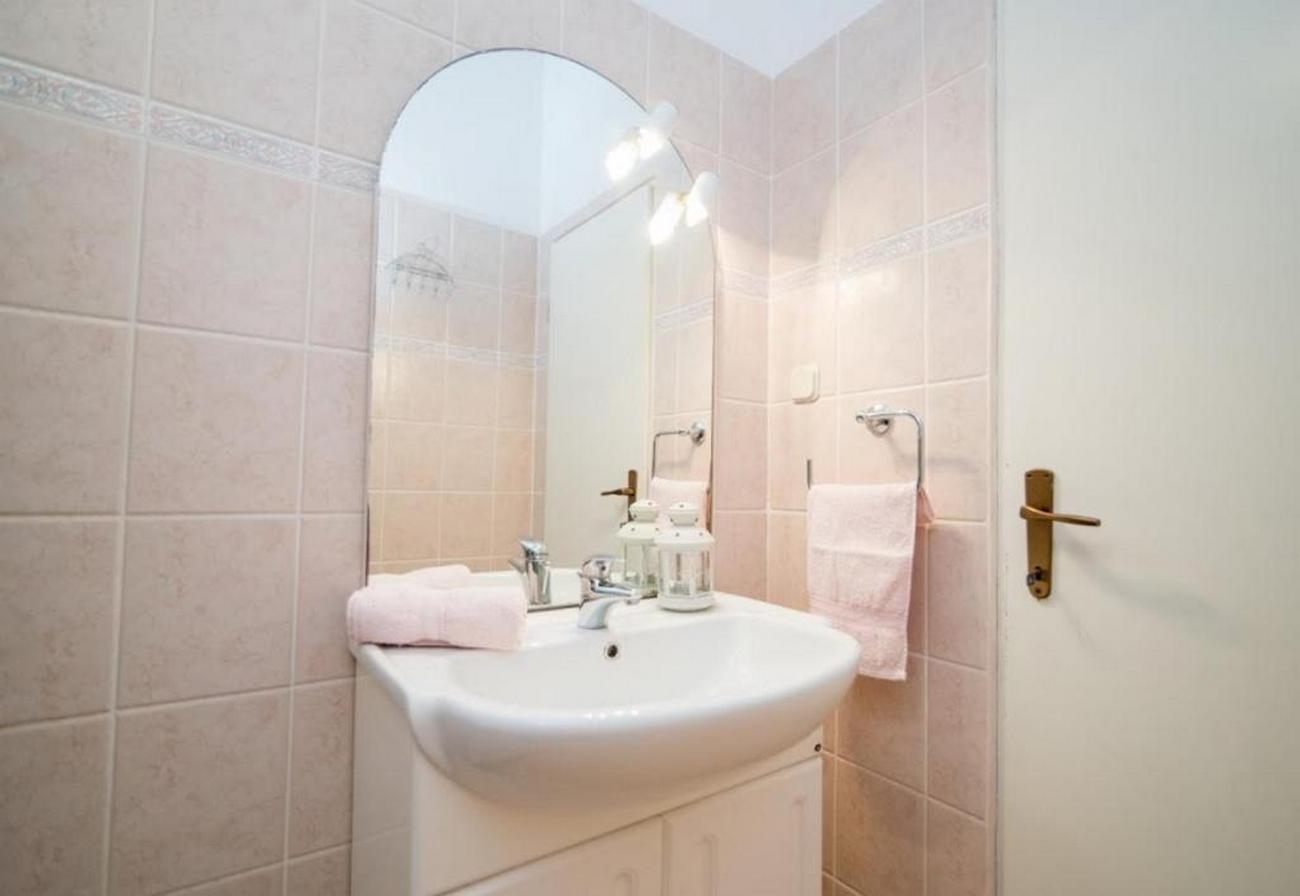 Two bedroom apartment with terrace and sea view Supetar, Brač  A-b