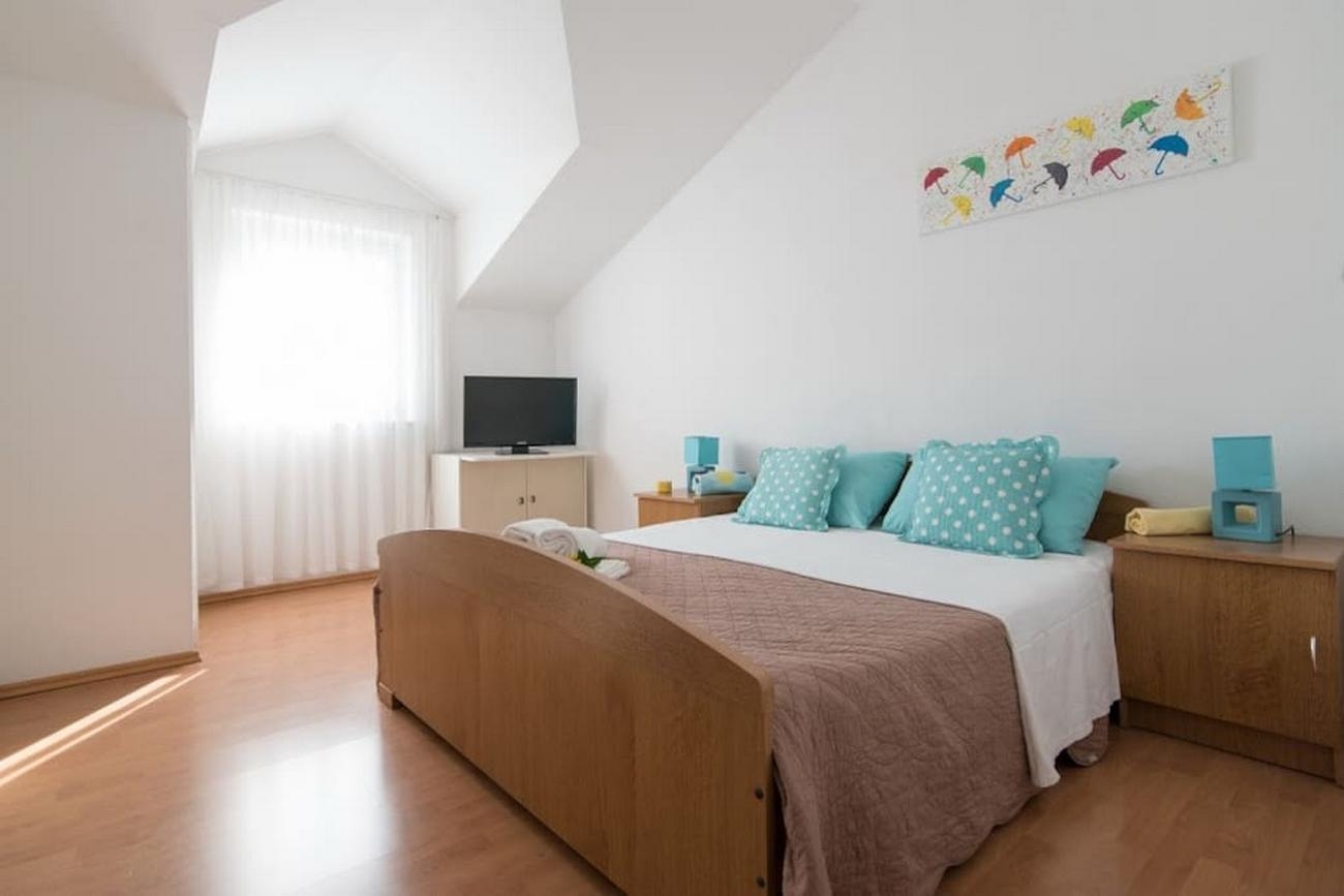 Two bedroom apartment with terrace and sea view Supetar, Brač  A-b