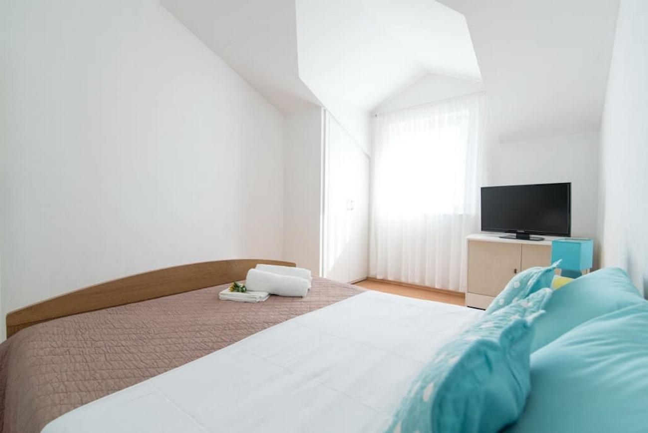 Two bedroom apartment with terrace and sea view Supetar, Brač  A-b