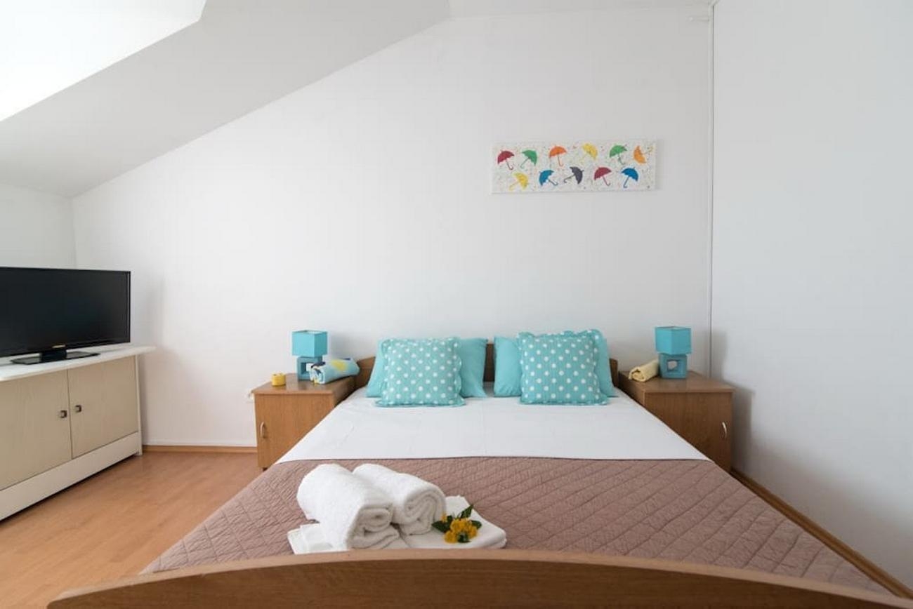 Two bedroom apartment with terrace and sea view Supetar, Brač  A-b