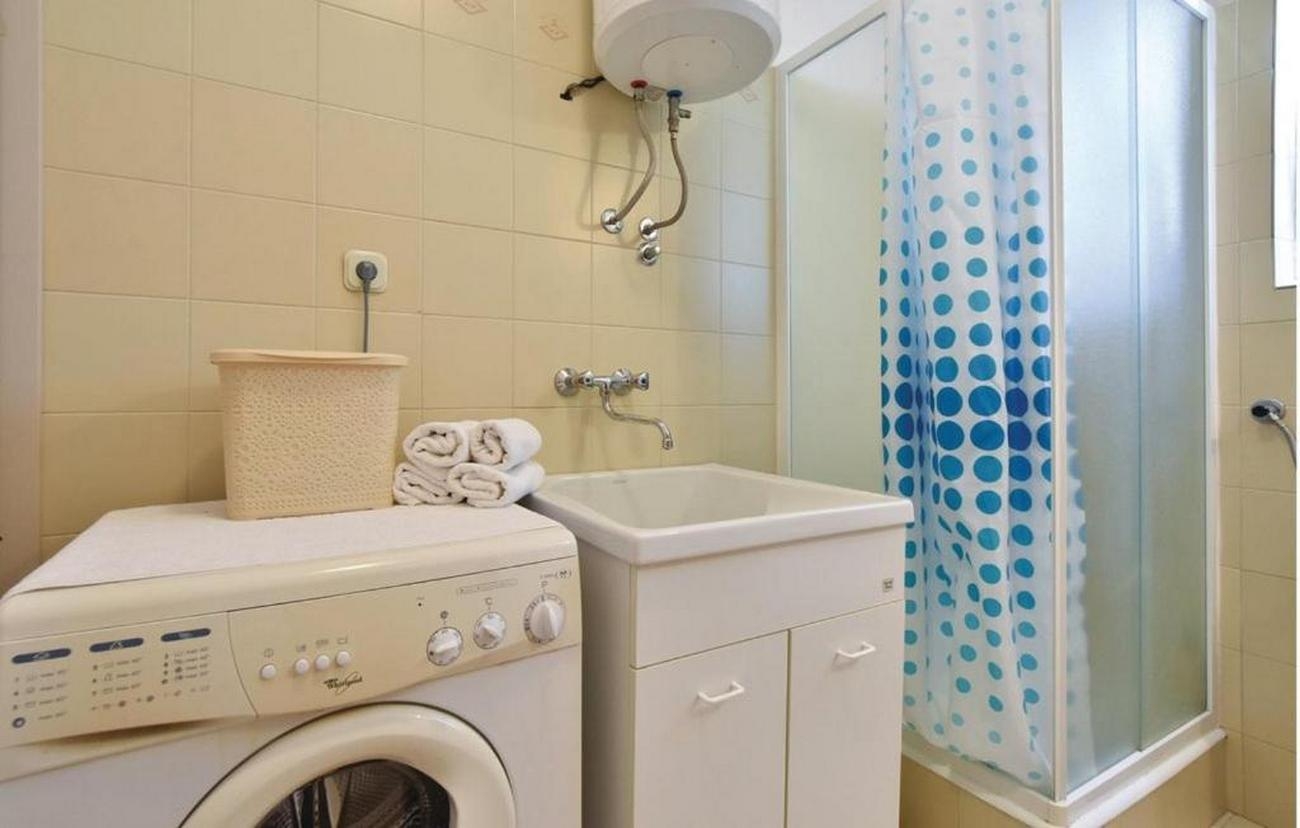 Three bedroom apartment with terrace and sea view Supetar, Brač  A-d