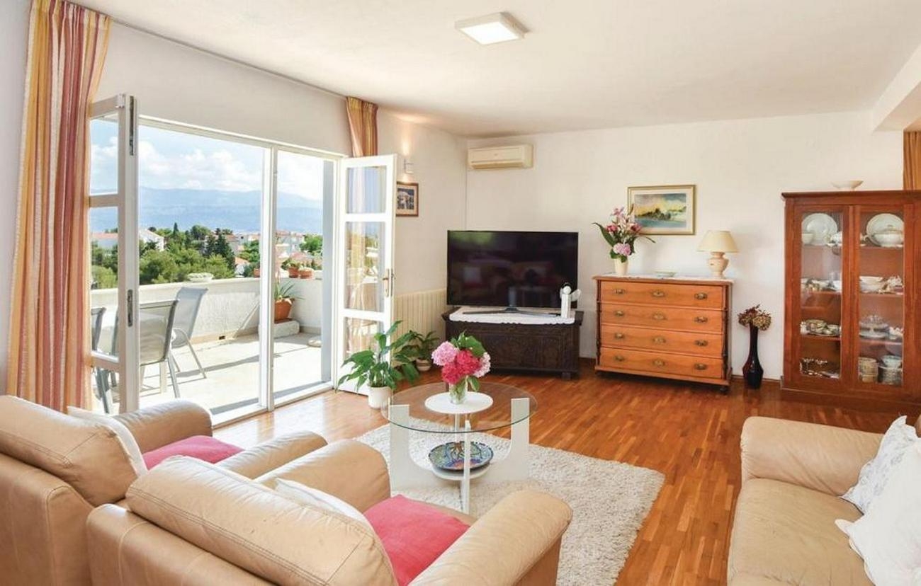 Three bedroom apartment with terrace and sea view Supetar, Brač (A-16774-d)
