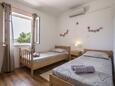Спальня 3 Maslinica, Спальня 3 в размещении типа house, доступный кондиционер, Домашние животные допускаются и WiFi.
